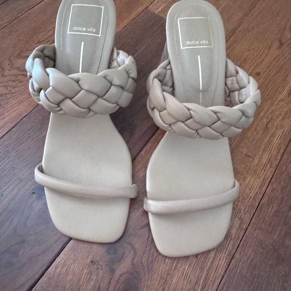 Dolce Vita Tan Heels Elegant and Comfortable - Picture 2 of 6